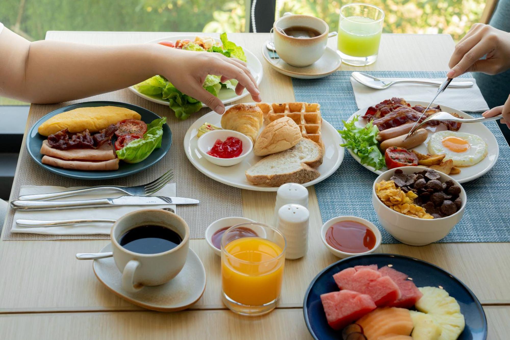 Somerset Pattaya Exterior foto A typical American breakfast
